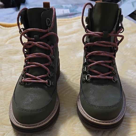 Teva Green Hiking Boots - Picture 4 of 10